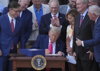 Donald Trump firma “gran y hermosa” ley fiscal