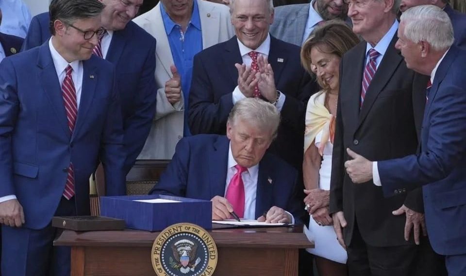 Donald Trump firma “gran y hermosa” ley fiscal