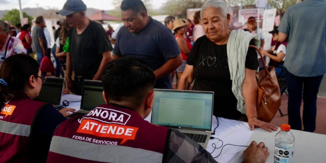Gobernador Durazo acerca trámites y servicios gratuitos de la feria “Sonora Atiende” a familias de la colonia Solidaridad