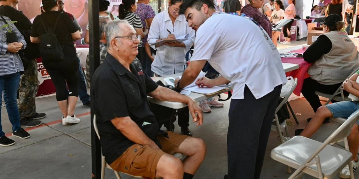 Gobernador Durazo beneficia a familias de la colonia Cuauhtémoc con jornada de “Sonora Atiende”