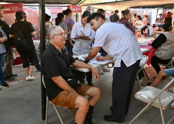 Gobernador Durazo beneficia a familias de la colonia Cuauhtémoc con jornada de “Sonora Atiende”