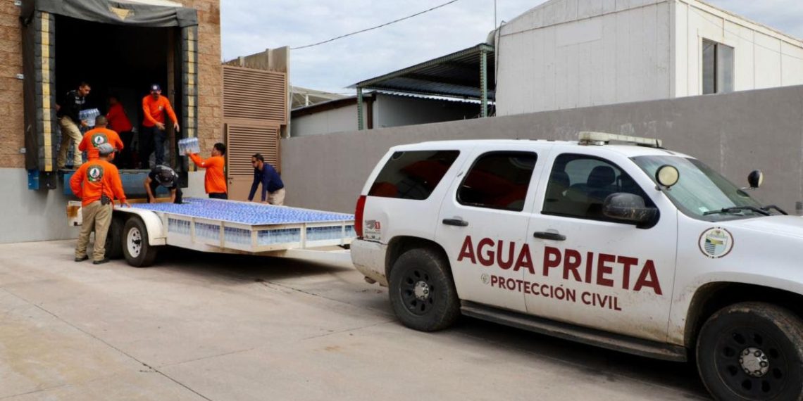 Gobierno de Sonora entrega 14 mil litros de agua para combatir altas temperaturas en Nogales
