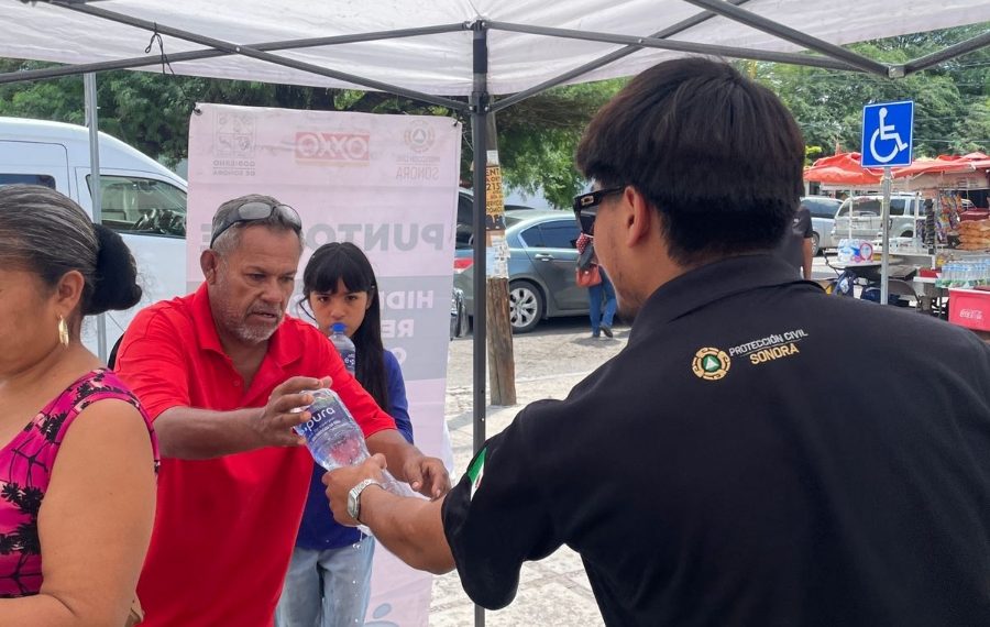 Gobierno de Sonora refuerza entrega de agua y suero para prevenir golpes de calor