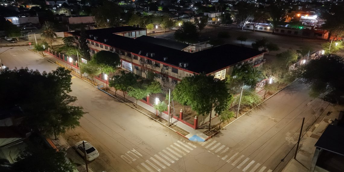 Enciende Toño Astiazarán corredor iluminado #90 de Camina Segura para seguridad de las familias