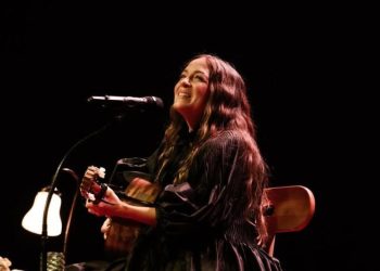 Natalia Lafourcade reprograma conciertos por recomendación médica