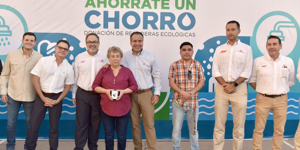 Toño Astiazarán y Coca-Cola regalan 10 mil regaderas ecológicas