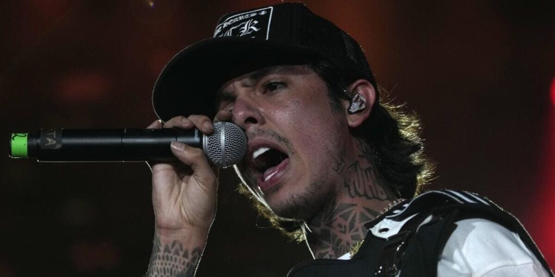 Natanael Cano agrede a DJ en pleno show y lo presume ante el público