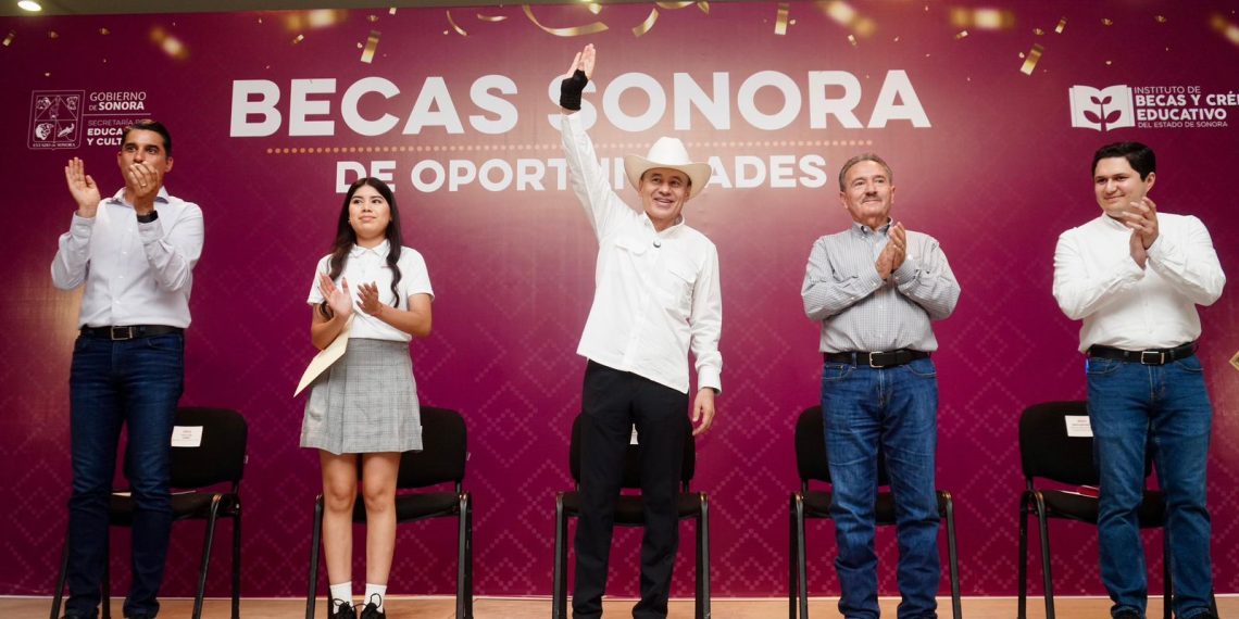 Gobernador Durazo cumple a estudiantes de la Sierra con becas y libros gratuitos