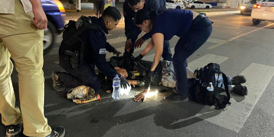 Atiende División de Operaciones Fronterizas de SSP a persona con convulsiones en la vía pública en Nogales