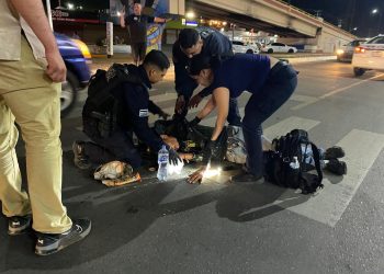 Atiende División de Operaciones Fronterizas de SSP a persona con convulsiones en la vía pública en Nogales