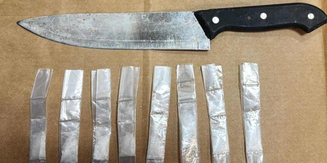 Operativo coordinado del Gobierno de Sonora detiene a menor con arma blanca y narcótico.