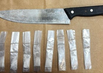 Operativo coordinado del Gobierno de Sonora detiene a menor con arma blanca y narcótico.