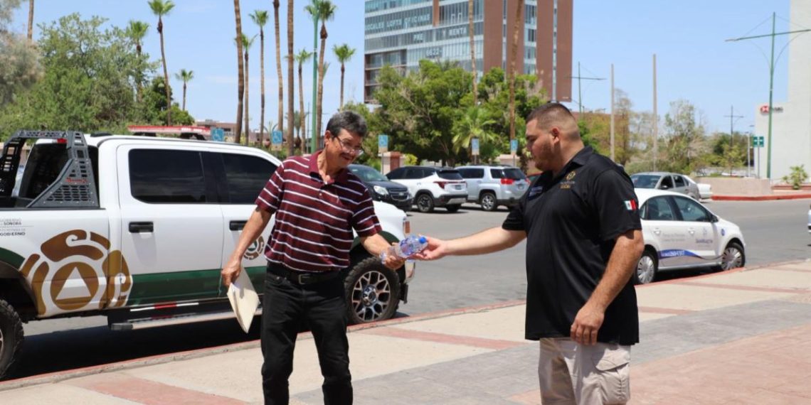 Gobierno de Sonora refuerza entrega de agua y suero para prevenir golpes de calor