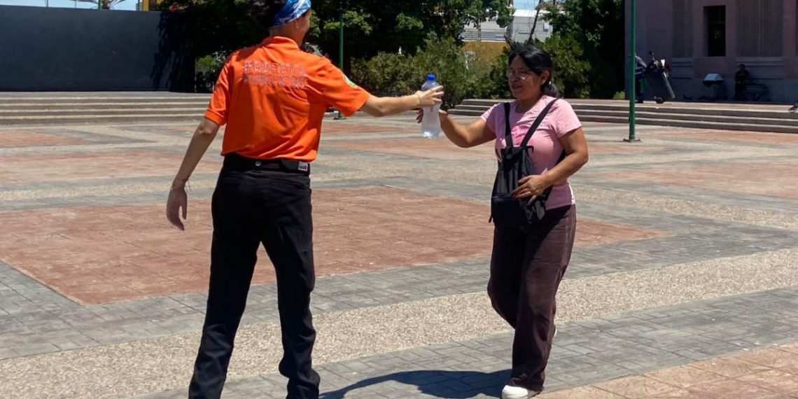 Mantiene Gobierno de Sonora acciones preventivas con entrega de agua y suero