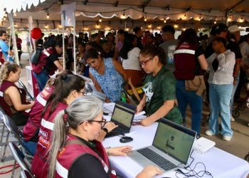 Gobernador Durazo cumple a familias de la colonia Sol Aguilar con servicios gratuitos de “Sonora Atiende”