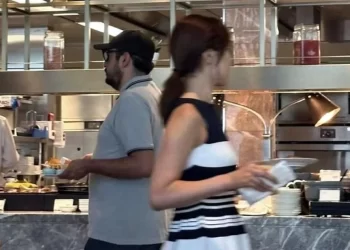 Defiende Andy viaje y acusa que le mandaron espías