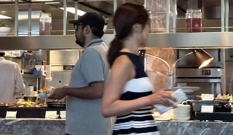 Defiende Andy viaje y acusa que le mandaron espías