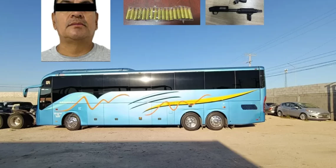 Detienen a un hombre que transportaba armamento en camión de pasajeros