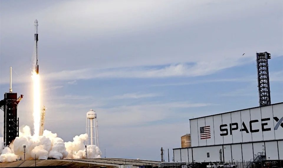 Abordan Musk y Bezos reto: las gasolineras espaciales