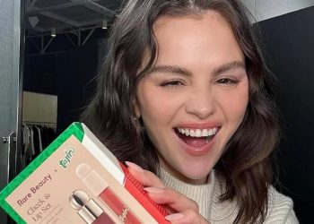 Selena Gómez presenta rubor y brillo labial con un toque picante