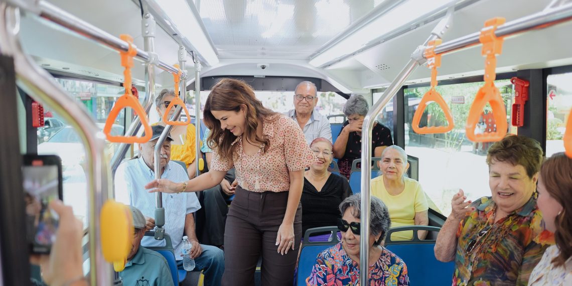 Convive Patty Ruibal con usuarias y usuarios del programa Abuelitos de la H