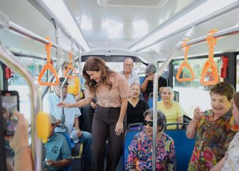 Convive Patty Ruibal con usuarias y usuarios del programa Abuelitos de la H