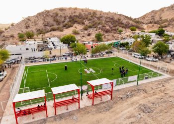 Beneficia Toño Astiazarán a familias de colonia Los Ángeles con cancha deportiva