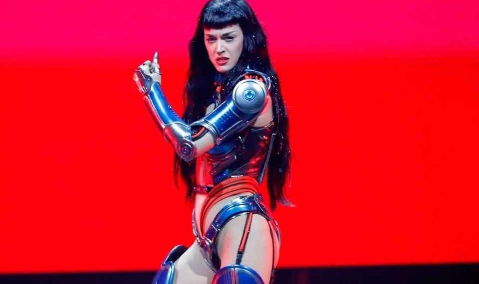 Ayuda Katy Perry a fan que se desmayó en el escenario