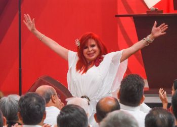 Reparte Layda chocolates de MrBeast durante informe