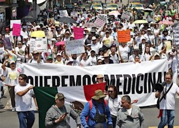 Protestan por desabasto de medicinas