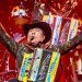 Jorge Hernández de los Tigres del Norte sufre caída en pleno show 
