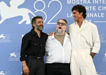 Venecia rinde 13 minutos de aplausos a Guillermo del Toro