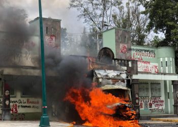 Normalistas derriban puerta del Campo Militar 1 e incendian camión