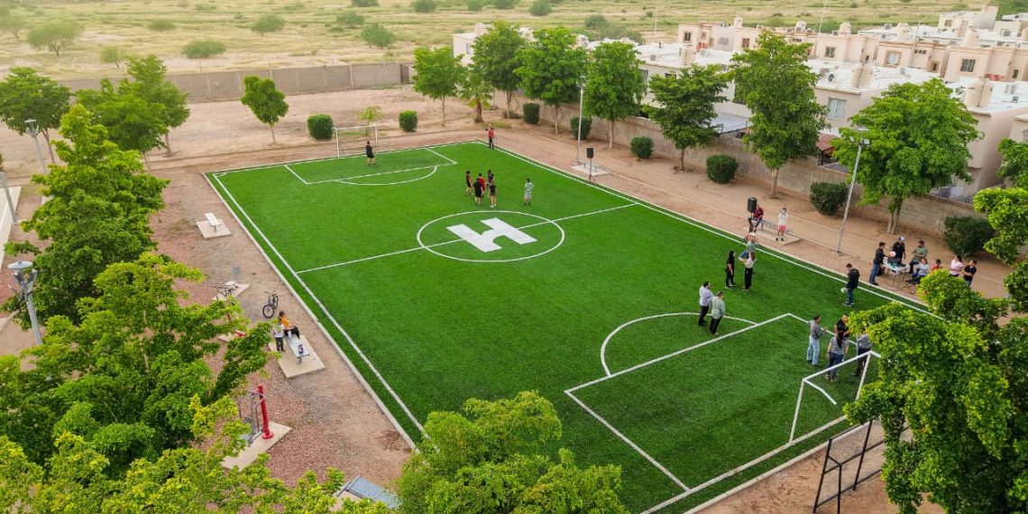 Inauguran Toño Astiazarán y familias de Villa Merlot nueva cancha de fútbol con pasto sintético