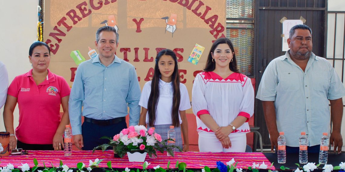 Entrega Omar Del Valle Colosio mesabancos a primaria indígena de Pesqueira