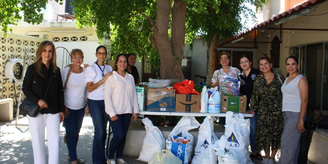 Entregan mujeres mineras kilos de ayuda a Casas Hogar