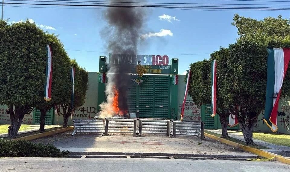Vandalizan normalistas Batallón en Iguala y queman camioneta