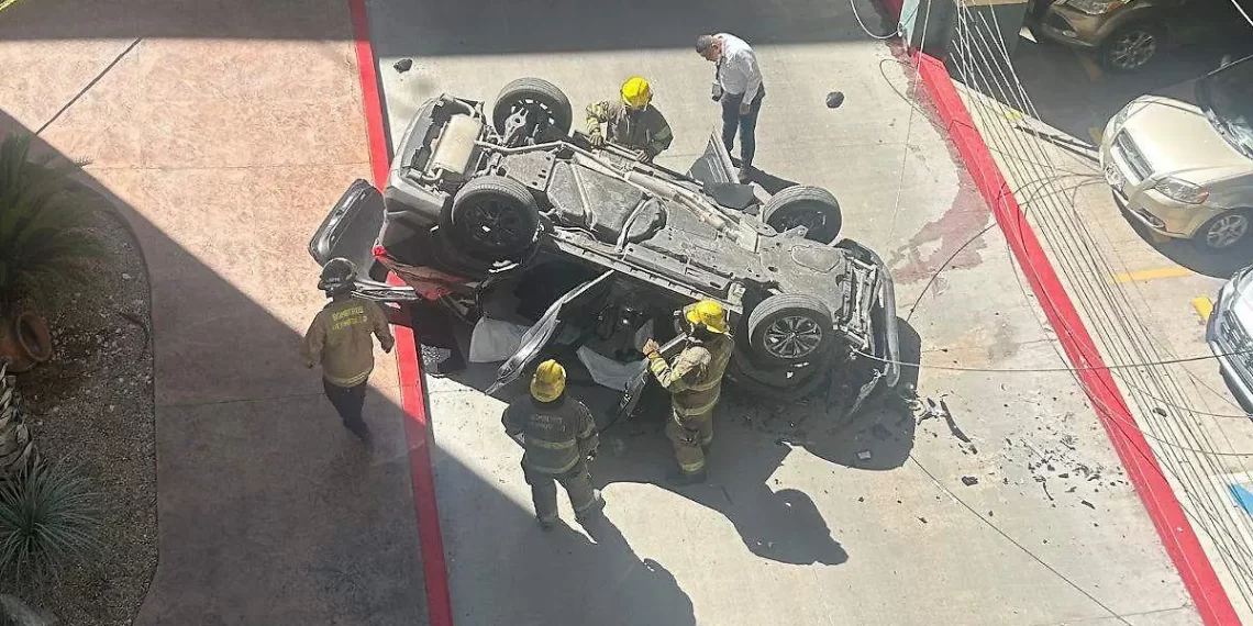 Mujer cae con su auto desde el segundo piso de un hospital en Hermosillo
