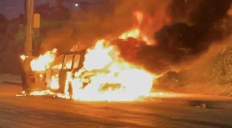 Al interior de auto en llamas, hallan un cadáver