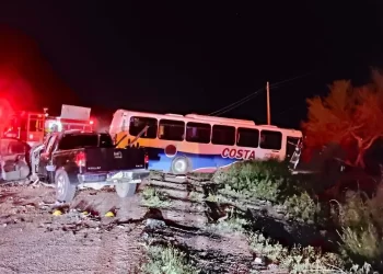Choque frontal entre camión urbano y camioneta deja 11 heridos en el ejido El Triunfo en Hermosillo