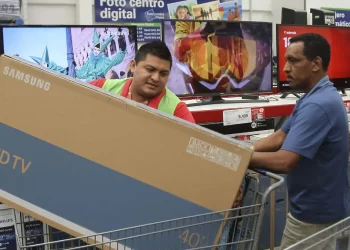 Confianza del consumidor acumula dos meses al alza en agosto