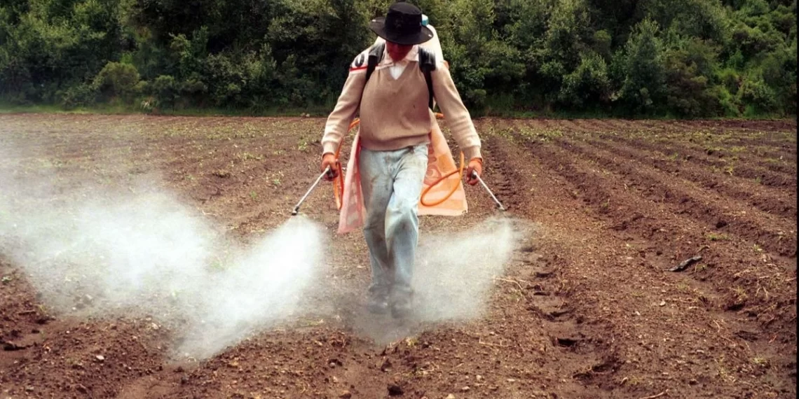 Publican en DOF decreto que prohíbe producción, venta y uso de 35 plaguicidas