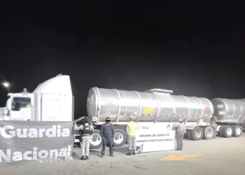 Decomisan tráiler que transportaba huachicol al norte de Sonora