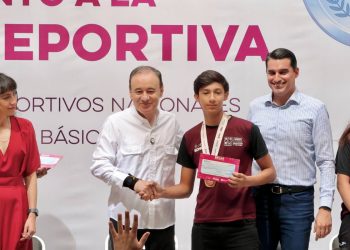 Premia Gobernador Durazo con becas a medallistas de los Juegos Deportivos Nacionales de Educación Básica