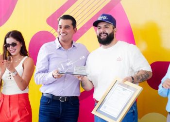 Reconoce Gobierno de Sonora a Carín León como exalumno distinguido de la secundaria General No. 4