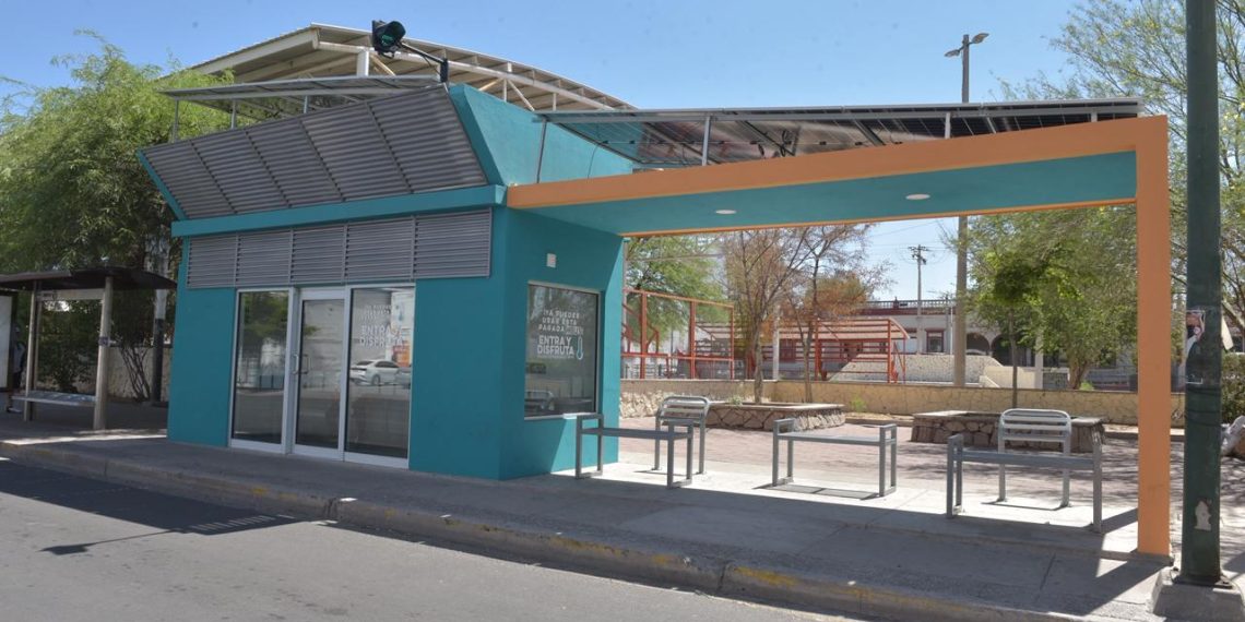 Aplican sanción administrativa por daños a parada de transporte de Gobierno Municipal