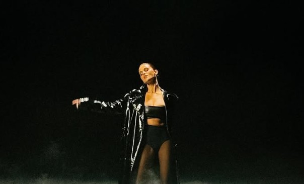 Selena Gómez deslumbra con imágenes inéditas de “In The Dark”