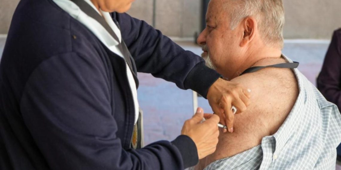 Instala Gobierno de Sonora punto de vacunación invernal en Centro de Gobierno