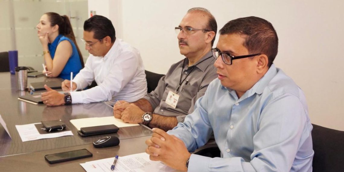 Supervisa Toño Astiazarán trabajos de bacheo nocturno en bulevar Quiroga