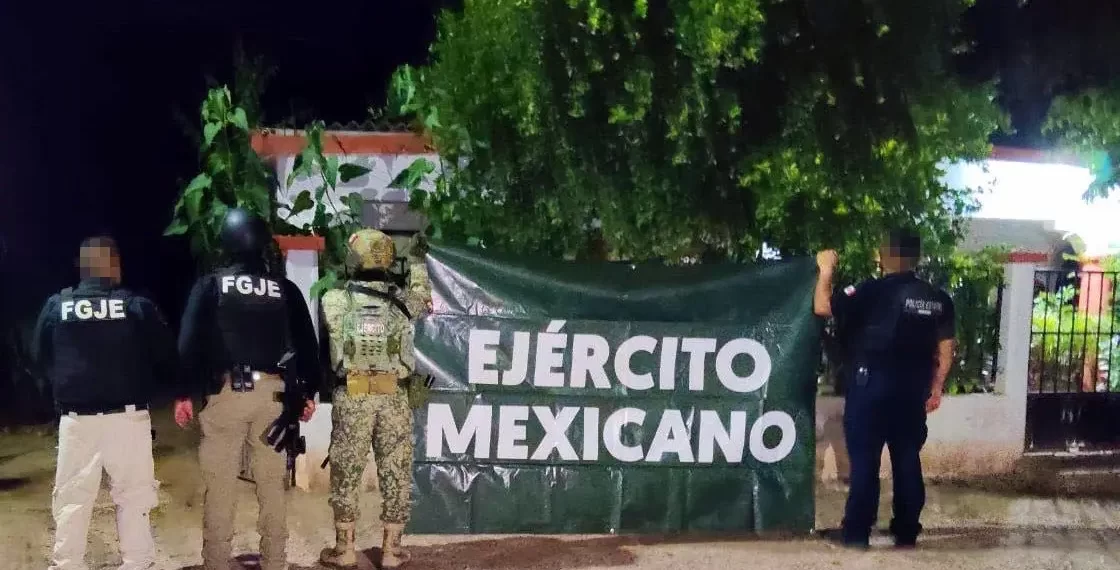 Decomisan drogas, cartuchos y moto robada durante cateo en San José de Bácum